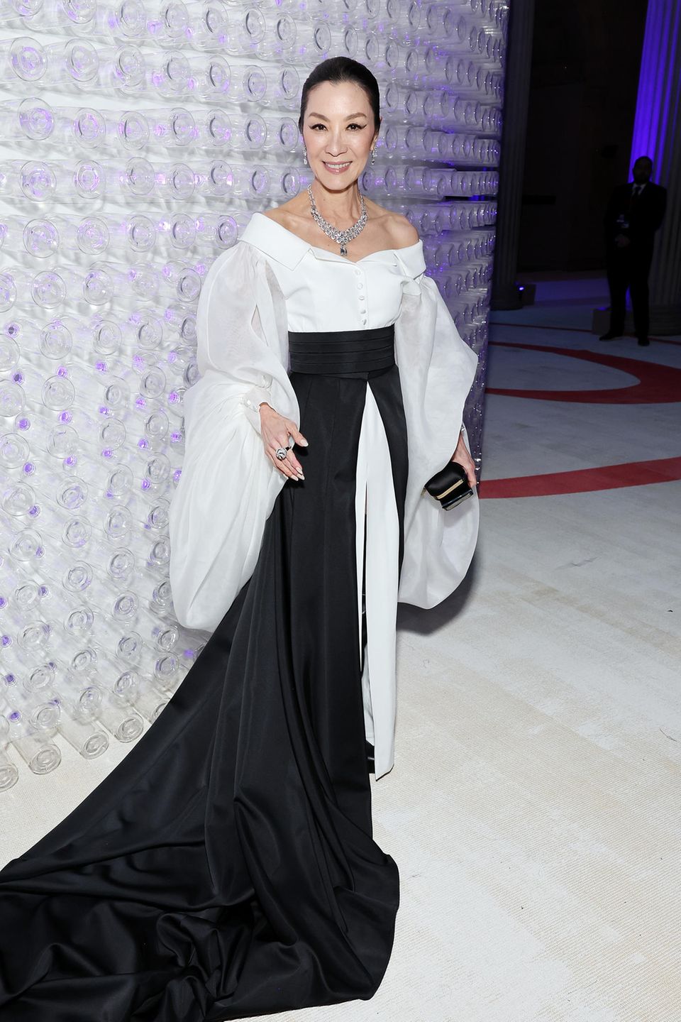 Met Gala 2023 : l'actrice oscarisée Michelle Yeoh inspire dans un ensemble élégant composé d'un chemisier et d'une jupe à fente haute. L'actrice oscarisée Michelle Yeoh inspire dans un ensemble élégant composé d'un chemisier et d'une jupe à fente haute.