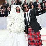 Luxus pur im Doppelpack: Rihanna trägt einen exzentrischen Blütenlook von Valentino mit Schmuck von Bulgari, A$AP Rocky zeigt sich im Schotten-Look von Gucci mit Schmuckstücken von Boucheron.