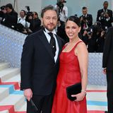 Mit ihrem Mann James McAvoy dicht neben sich bezaubert Lisa Liberati in einem stylischen Lederkleid in Rot und auffälligem Augen-Make-up. Aber auch seine Krawatte ist einen genaueren Blick wert.