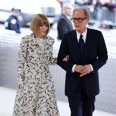 Und noch eine schöne Überraschung ist der gemeinsame Auftritt von Gastgeber Anna Wintour, in Chanel Couture, und dem britischen Schauspieler Bill Nighy. Dass die beiden ein Paar sein könnten, wurde schon länger gemunkelt, ein glamouröses sind sie in jedem Fall!