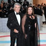 Auch Pierce Brosnan und seine Frau Keely Shaye Smith sind seit Jahren Red-Carpet-Profis. Bei der Met Gala zeigen die beiden einen stylischen Mustermix in Schwarz.