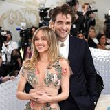 Suki Waterhouse, im floralem Fendi-Dress, und Robert Pattinson sind schon seit einiger Zeit ein Paar, in diesem Jahr geben sie als solches aber ihr Met-Gala-Debüt. Und das mit Style und schönster Stimmung.