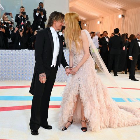 Zeit für kleine Zärtlichkeiten finden Keith Urban und Nicole Kidman auch nach fast 17 Jahren Ehe noch auf jeden Red Carpet, kein Wunder, wenn sie immer so zauberhafte Looks wie hier dem Original-Kleid ihrer ikonischen Chanel-Werbung aus dem Jahr 2005 trägt und er im Frack so charmant aussieht.