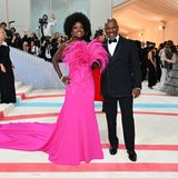 Viola Davis ist mit ihrem Mann Julius Tennon an ihrer Seite die farblich auffälligste Besucherin der Met Gala. Ihr pinkfarbener Feder-Look stammt aus dem Hause Valentino.