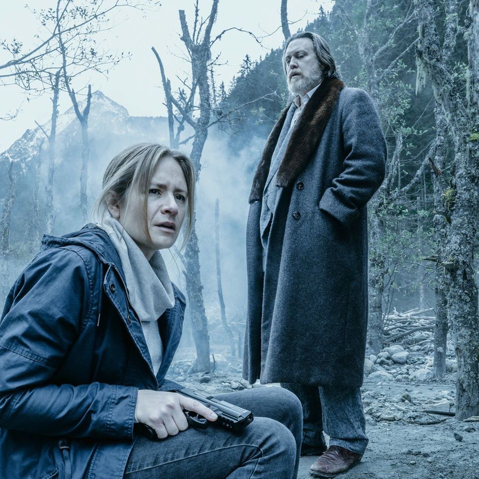 "Der Pass 3": Ellie Stocker (Julia Jentsch) und Gedeon Winter (Nicholas Ofczarek) ringen um Vergeltung oder Vergebung.