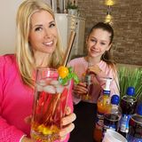 Getränke: Tanja Szewczenko mit Tochter Jona