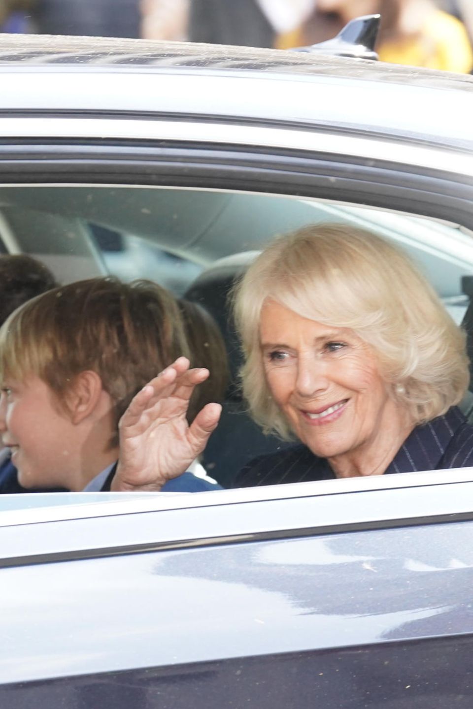 Königin Camilla verlässt am Mittwoch, 3. Mai 2023, mit zwei von ihren Ehrenpagen die Westminster Abbey im Zentrum von London nach einer Probe für ihre Krönung. Königin Camilla verlässt am Mittwoch, 3. Mai 2023, mit zwei von ihren Ehrenpagen die Westminster Abbey im Zentrum von London nach einer Probe für ihre Krönung.