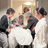Kurz vor der Met Gala laufen die Vorbereitungen im Hotelzimmer von Michelle Yeoh auf Hochtouren. Das Team von Karl Lagerfeld  präpariert das Kleid der Schauspielerin für den glamourösen Auftritt. Da wird nichts dem Zufall überlassen und eifrig gebügelt, bis alles perfekt sitzt. Auf Instagram dankt Michelle ihren fleißigen Assistentinnen für die großartige Hilfe. 