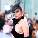 Auch bei der Met Gala versprüht Jennifer Lopez ihren JLo-Glow! Statt zu Erdtönen greift die Sängerin diesmal zu tiefem Schwarz, um ihre Augen zu betonen. Der Fascinator bedeckt einen Teil ihres Gesichts geheimnisvoll. Die nudefarbenen Lippen stehlen dem intensiven Augen-Make-up nicht die Show. 