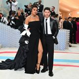 Priyanka Chopra Jonas und ihr Mann Nick Jonas zeigen einen glamourösen Partnerlook in Schwarz-Weiß.