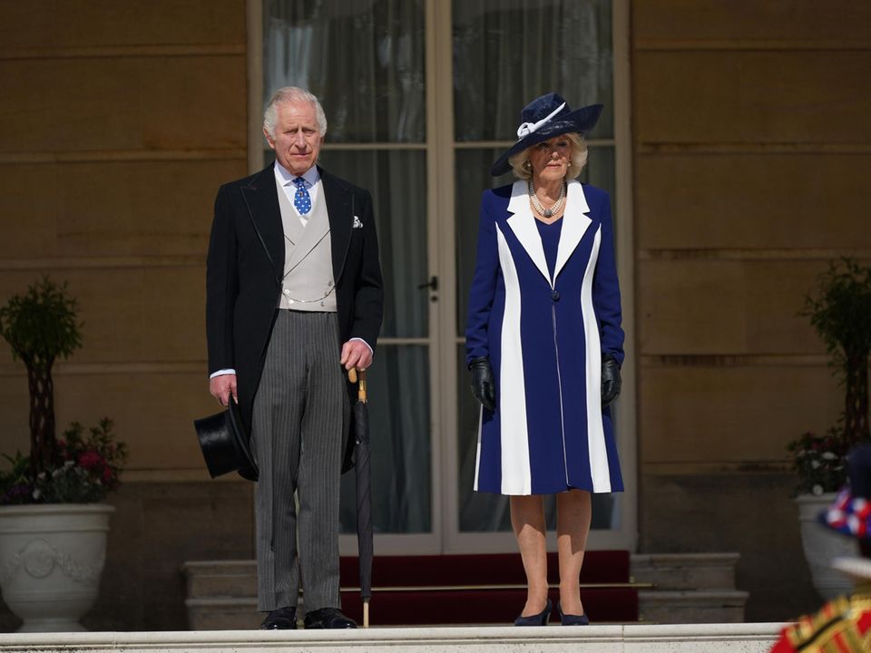 3. Mai 2023  Wenige Tage vor der Krönung veranstaltet König Charles seine erste Gartenparty auf dem Gelände des Buckingham Palastes – bei strahlend schönem Wetter. Zu Beginn der Veranstaltung lauschen Charles und Königin Camilla gebannt der Nationalhymne.