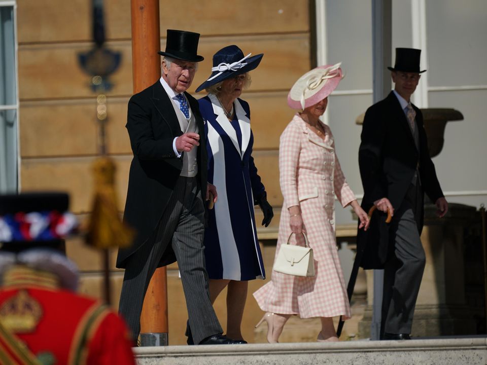Anschließend macht sich das Königspaar gemeinsam mit Herzogin Sophie und Prinz Edward auf den Weg, um die rund 8.000 geladenen Gäste zu begrüßen.