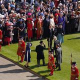 Der Garten des Buckingham Palastes ist mit unzähligen Menschen gefüllt, die den Monarchen zu seiner bevorstehenden Krönung beglückwünschen wollen. 