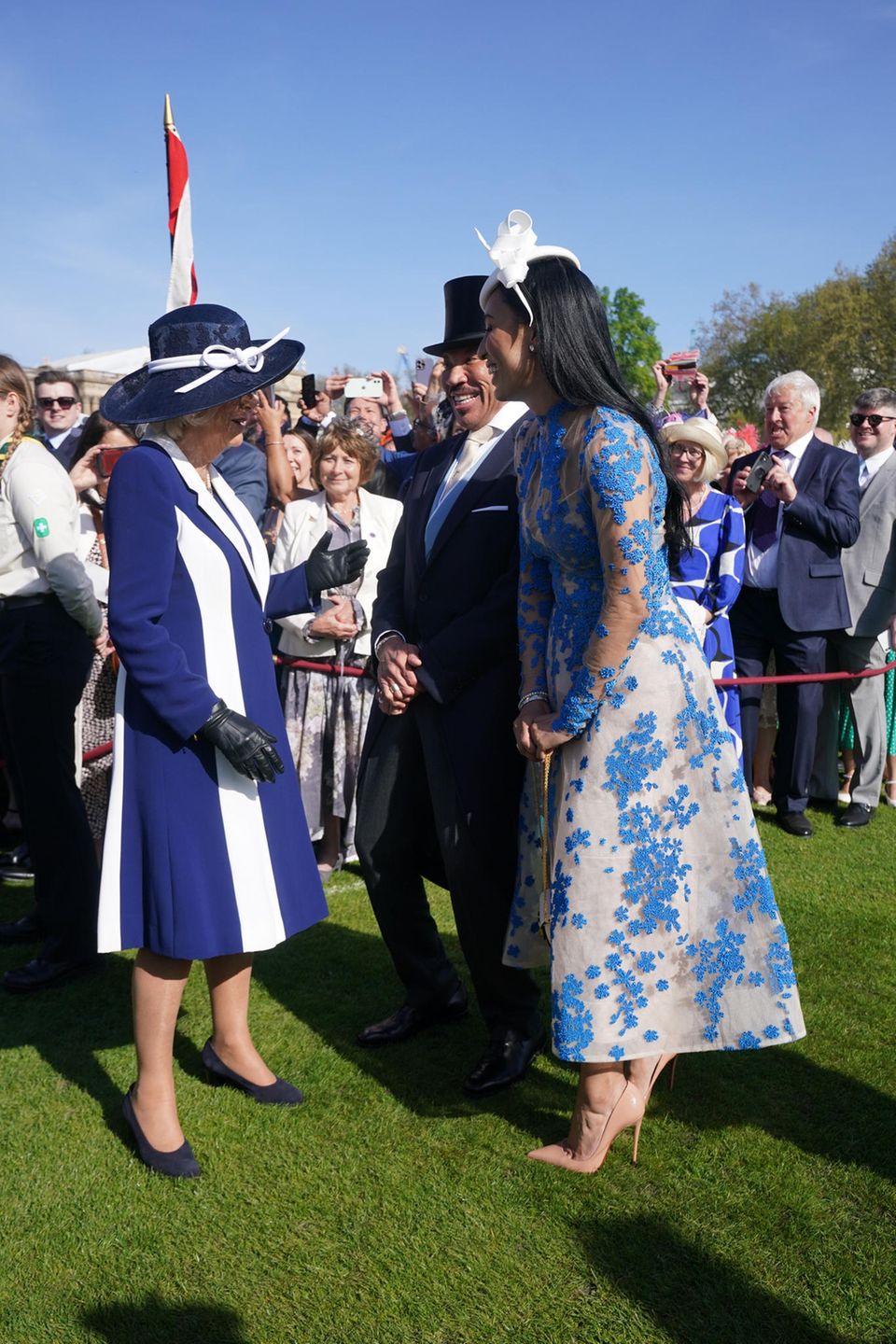 Auch zwischen Königin Camilla und Lionel Richie scheint die Chemie zu stimmen. Auch zwischen Königin Camilla und Lionel Richie scheint die Chemie zu stimmen.