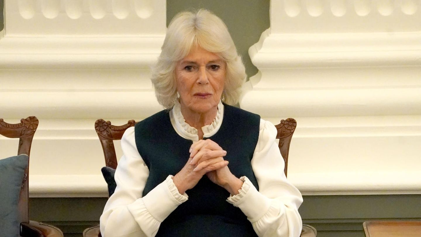 Königin Camilla Ihr Enkel bricht sich kurz vor der Krönung den Arm