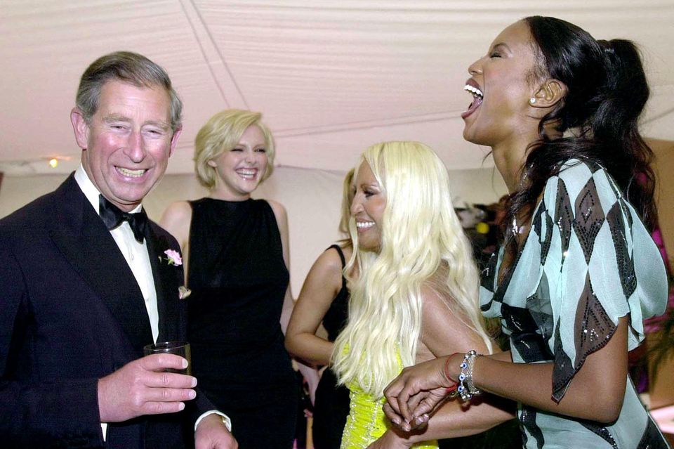 König Charles im lustigen Plausch mit den Supermodels Sophie Dahl (links) und Naomi Campbell (rechts) sowie Designerin Donatella Versace (Mitte) im Jahr 2001