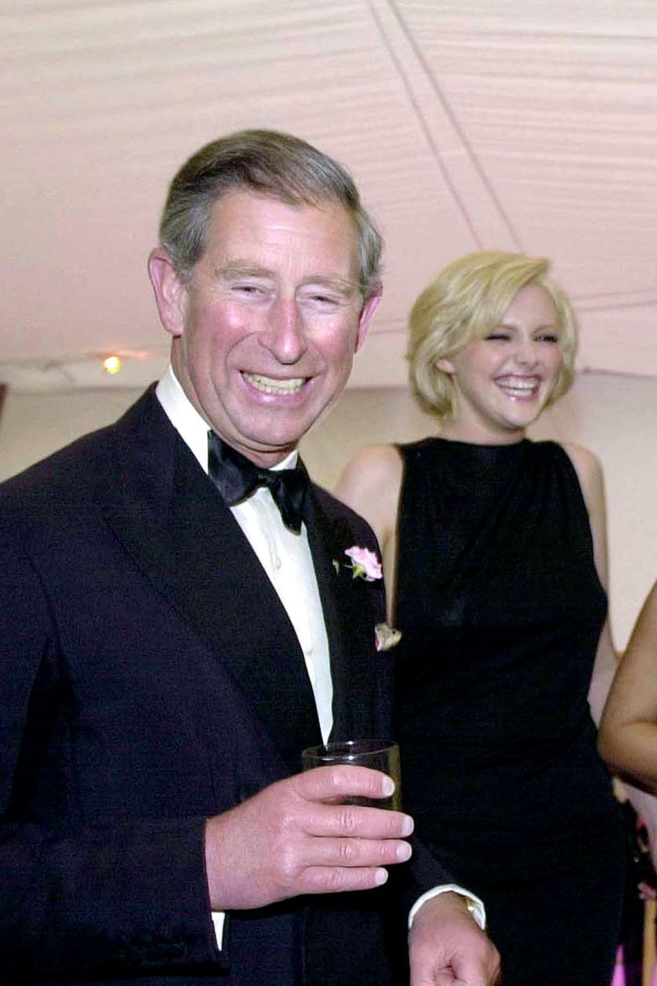 König Charles im lustigen Plausch mit den Supermodels Sophie Dahl (links) und Naomi Campbell (rechts) sowie Designerin Donatella Versace (Mitte) im Jahr 2001
