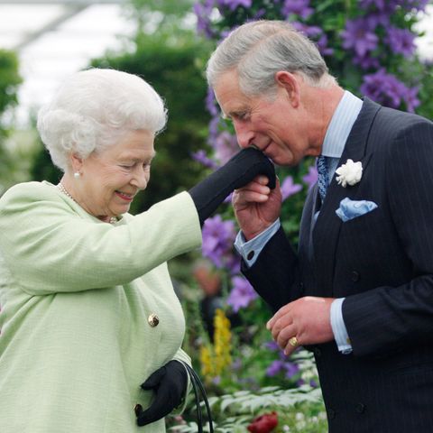 Queen Elizabeth (†) und König Charles