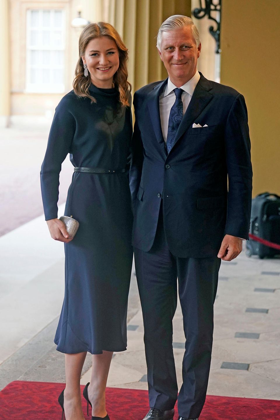 König Philippe von Belgien posiert stolz mit seiner Tochter Prinzessin Elisabeth, die angesichts des hochkarätigen Events aufgeregt sein dürfte.