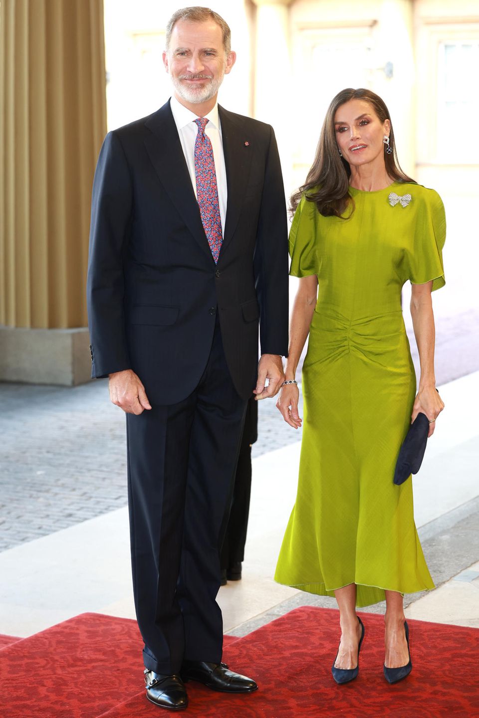 Eben noch in der spanischen Botschaft in London und nun schon im Palast: König Felipe und Königin Letizia scheinen sich auf den historischen Empfang zu freuen.