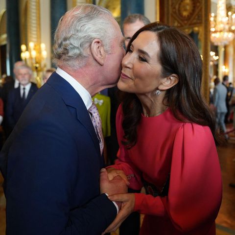 Für Prinzessin Mary gibt es von König Charles sogar ein Küsschen auf die Wange.