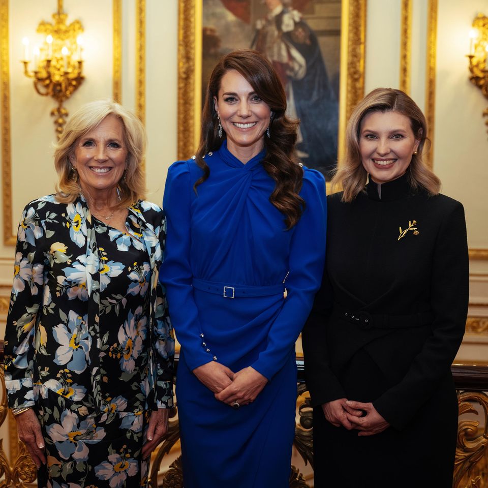 Kurz vor dem Krönungsempfang im Buckingham Palast posiert Catherine mit First Lady Jill Biden sowie Olena Selenska. Die Princess of Wales hat passend zum Anlass ein elegantes Kleid in königsblau mit überkreuztem Ausschnitt von Self-Portrait gewählt. Dazu kombiniert sie die Saphir- und Diamantohrringe, die einst Queen Mum gehörten. 