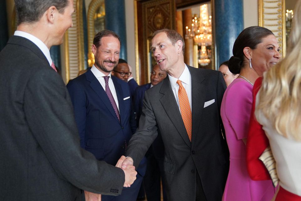 Prinz Edward mischt sich ebenfalls unter die geladenen Gäste und schüttelt fleißig Hände.