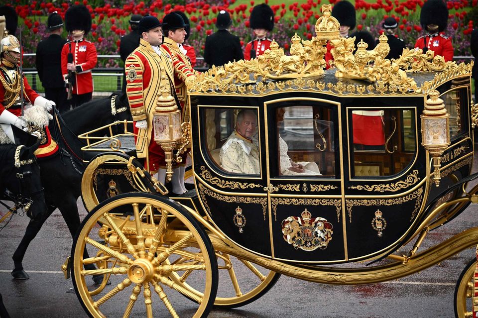 Die "King's Procession" hat begonnen, Königin Camilla und König Charles fahren 1, 42 Meilen in der Diamond Jubilee State Coach vom Buckingham Palast zur Westminster Abbey.