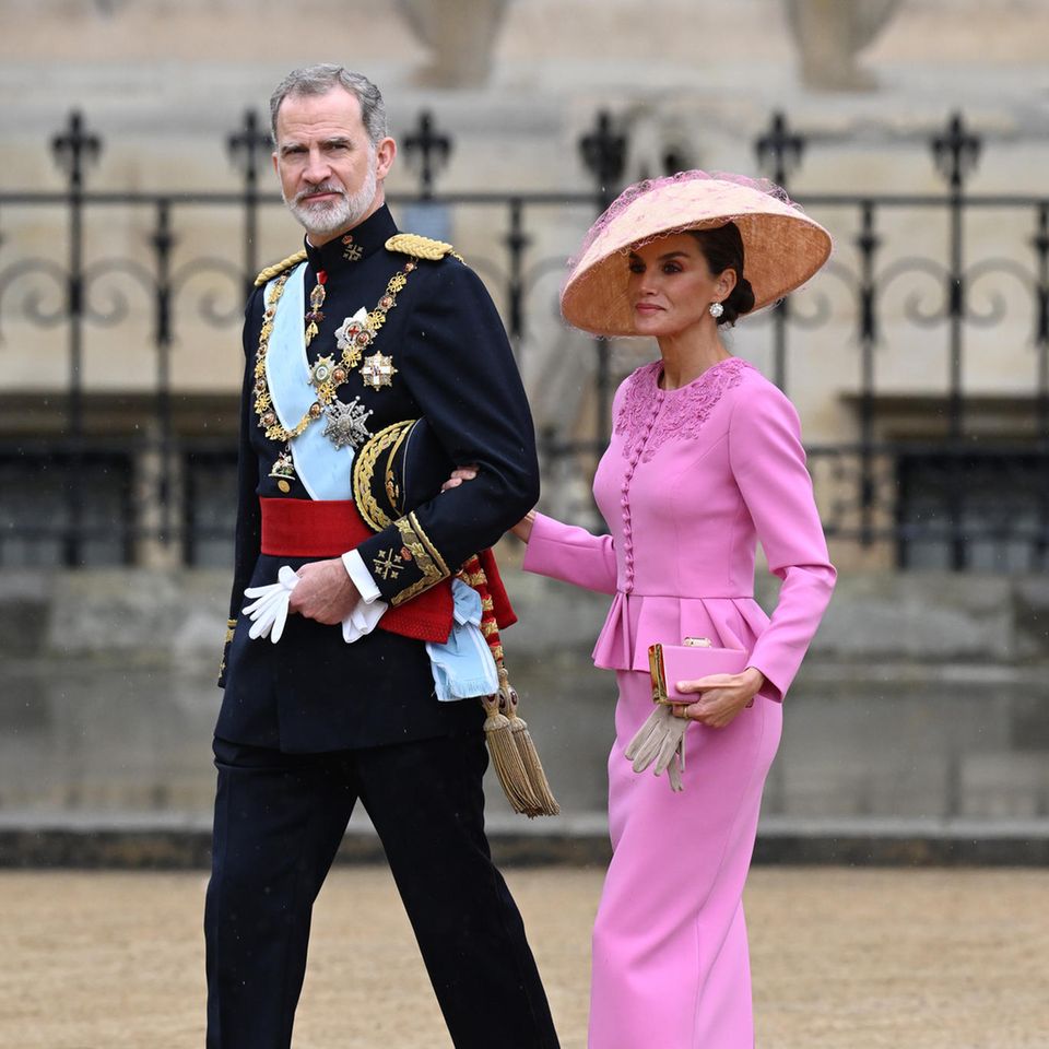 Auch Königin Letizia, an der Seite ihres Mannes, König Felipe, wählt ein Outfit in einem Rosa-Ton – und setzt einen farblichen Akzent im doch eher verregneten London. Der Pencilskirt in Kombination mit einem Schößchen-Blazer (beides von Carolina Herrera) schmeichelt der spanischen Königin sehr. 