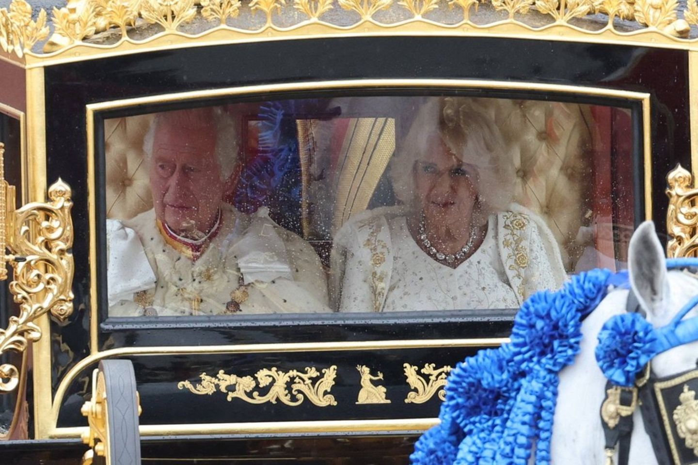 Charles und Camilla in Weiß auf dem Weg zur Kirche.