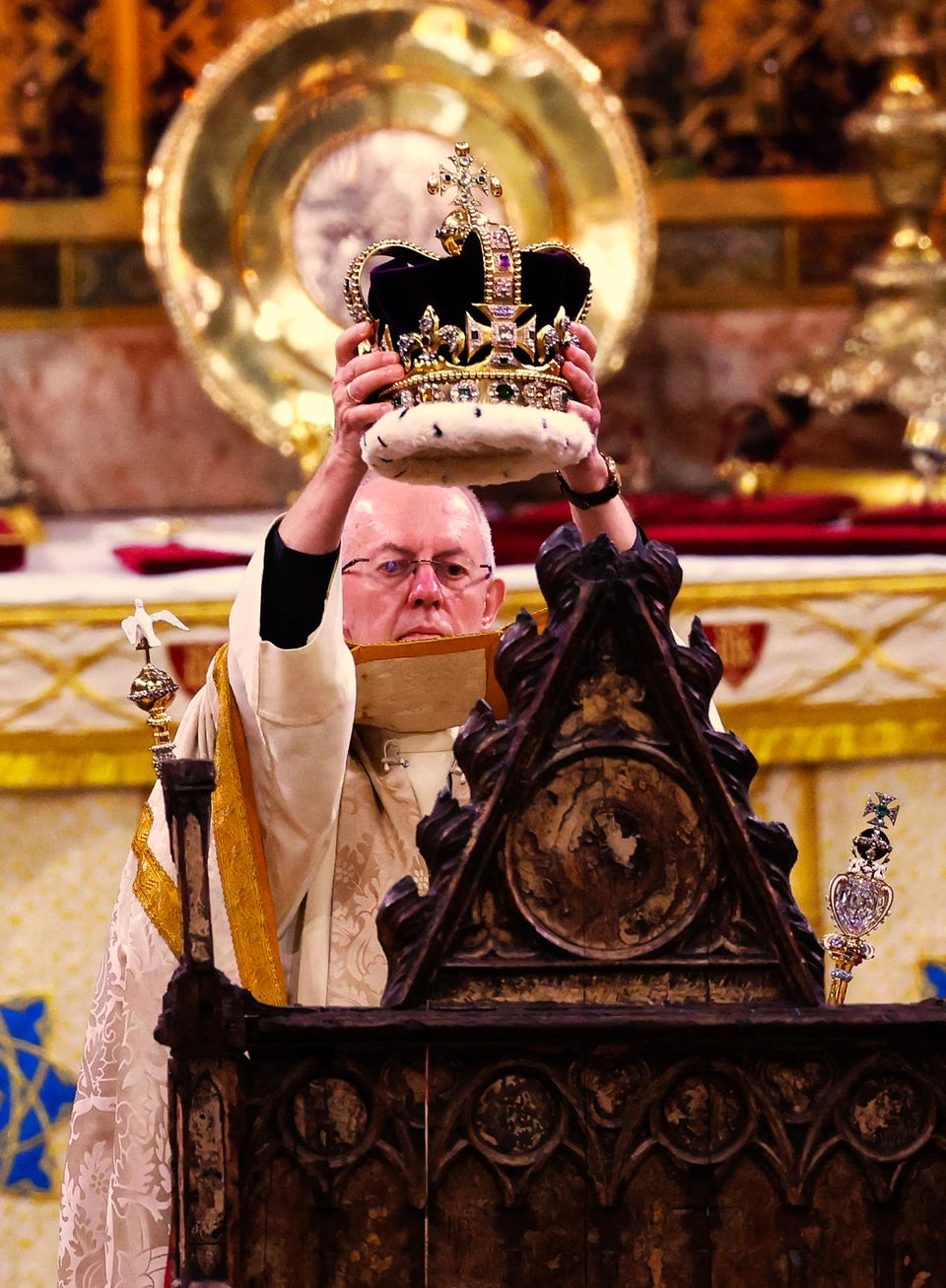 Der große Moment ist gekommen: König Charles wird Erzbischof von Canterbury mit der St Edward's Crown gekrönt.