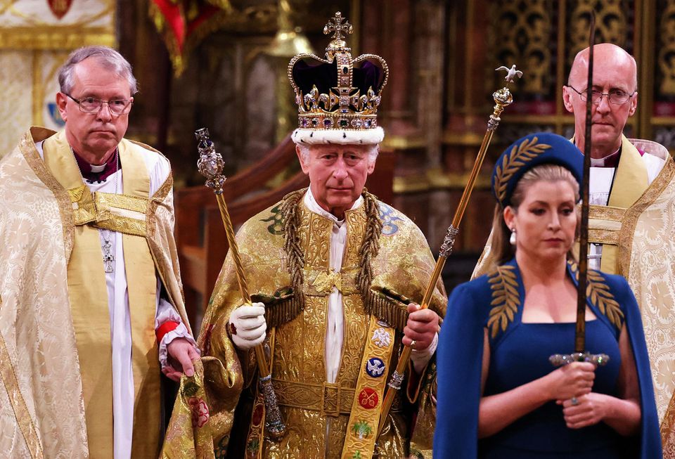 Long live the King! König Charles hat endlich seine Position als Monarch formalisiert. 70 Jahre nach der Krönung von Queen Elizabeth im Juni 1953 ist der dienstälteste Thronfolger in der britischen Geschichte in der Westminster Abbey gekrönt und mit den Insignien ausgestattet worden. 
