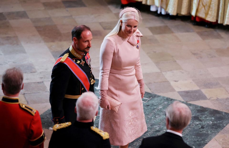 Das norwegische Kronprinzenpaar ist ebenfalls unter den vielen royalen Gästen. Prinz Haakon zeigt sich in Uniform, Prinzessin Mette-Marit in zartem Rosa.