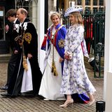 Sophie, Duchess of Edinburgh, an der Seite ihrer Tochter Lady Louise: Während Sophie mit einem weißen Kleid von Suzannah London erscheint, über dem sie einen blauen Mantel des Königlichen Viktorianischen Ordens trägt, setzt Lady Louise auf ein geblümtes Seidenkleid, ebenfalls designt von dem britischen Label Suzannah London. 