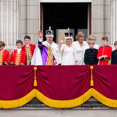 Vom Balkon des Buckingham Palast aus grüßt das Königspaar die vielen tausenden Zuschauer und Royal-Fans. Mit dabei sind auch Prinz George und die anderen Ehrenpagen.
