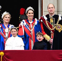 Nicht nur Prinzessin Charlotte und Prinz haben mit ihren Eltern auf dem Balkon großen Spaß, auch Lady Louise und ihre Mutter wirken ausgelassen.