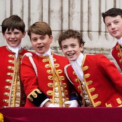 Jetzt ist auch die Anspannung von Prinz George und den anderen Ehrenpagen Lord Oliver Cholmondeley, Nicholas Barclay und Ralph Tollemache, auf dem Balkon freuen sie sich über den gewaltigen Trubel vor dem Palast.