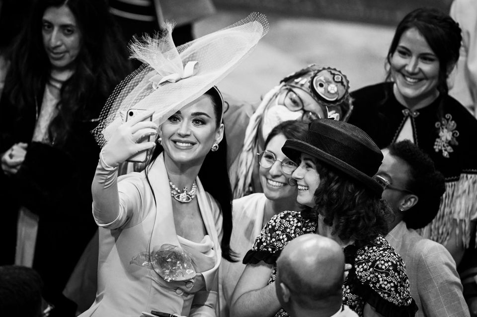 Katy Perry posiert mit Gästen der Krönung für Selfies.