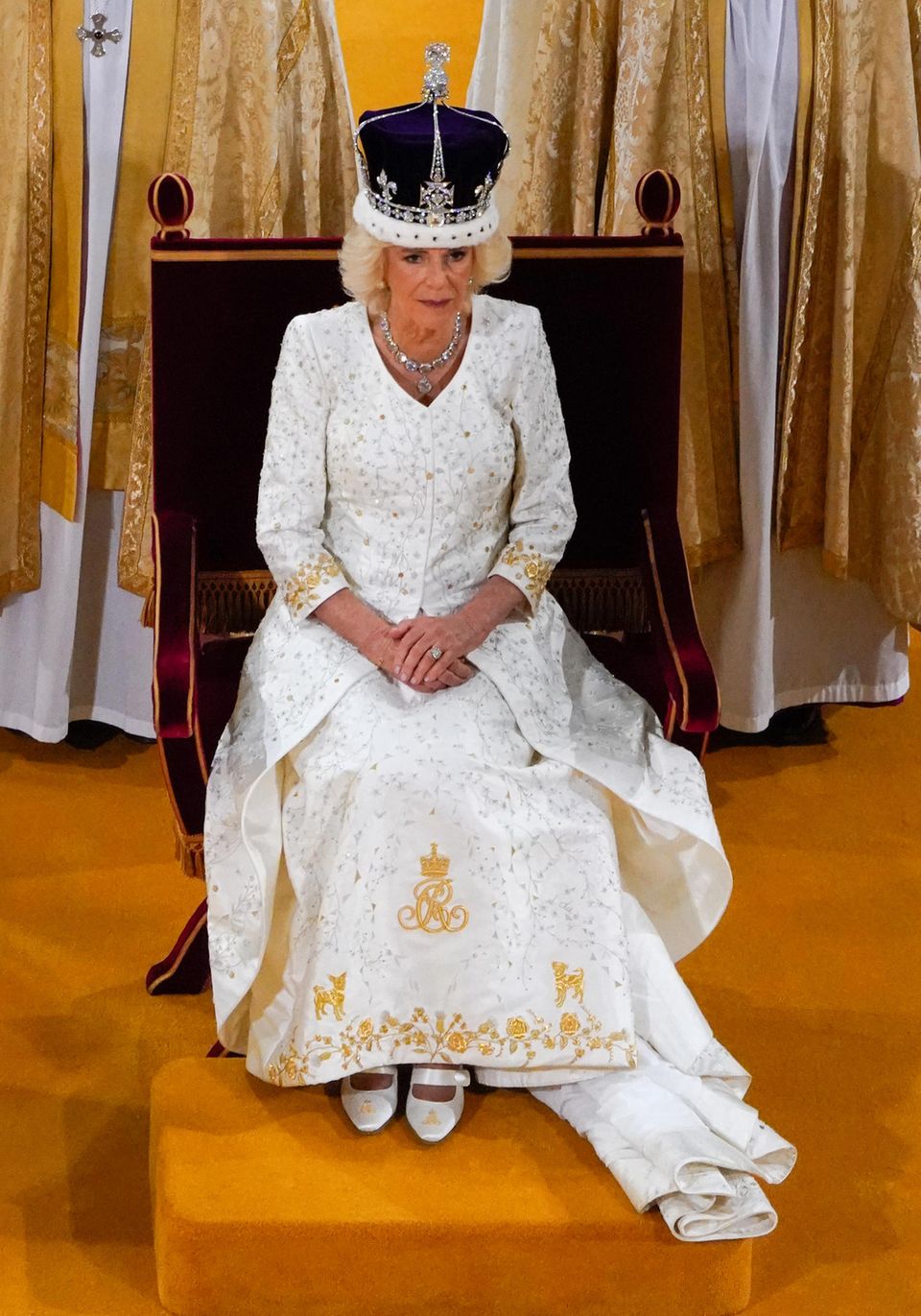 Das Kleid von Königin Camilla enthält einige Stickereien, mit denen sie ihren Kindern, Enkelkindern und ihren Hunden Tribut zollt. 