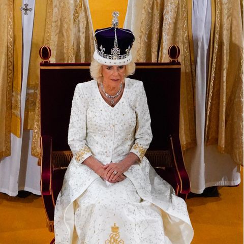 Das Kleid von Königin Camilla enthält einige Stickereien, mit denen sie ihren Kindern, Enkelkindern und ihren Hunden Tribut zollt. 