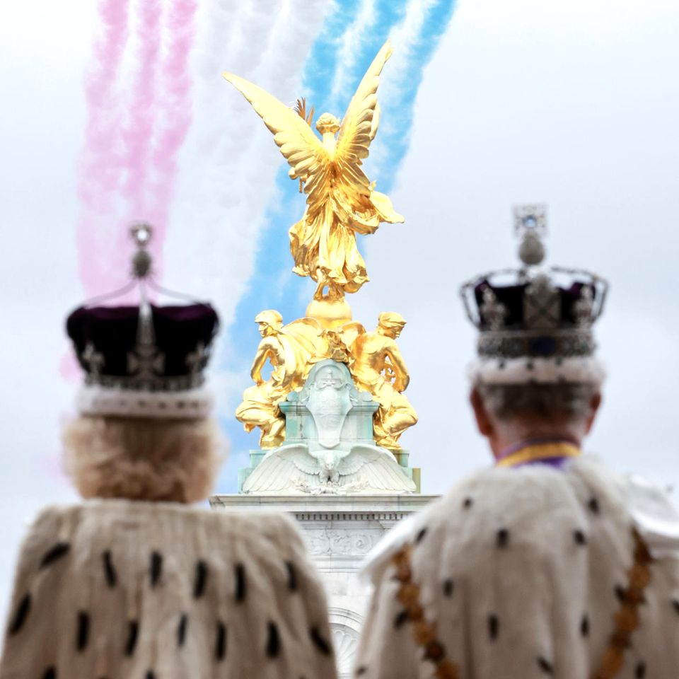 Und so sieht es aus der anderen Perspektive aus. Königin Camilla und König Charles bewundern die Flugshow – ein beeindruckendes Foto. 