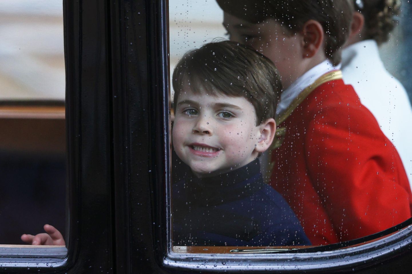 Prinz Louis Bei Charles Krönung Begeistert Als Grimassen König Galade