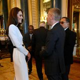 Weißes Kleid, schwarze Details: Zum Auftakt der Krönungsfeierlichkeiten im Buckingham Palast erscheint Catherine in einem eleganten Etuikleid, das dem von Rose Hanbury äußerst ähnlich sieht. Und nicht nur das! Ein besonderer Hingucker sind vor allem ihre schwarzen Pumps von Aquazzura, die mit kleinen Schleifen-Details verzücken. Rose Hanbury trägt nur einen Tag später die gleichen!