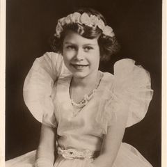 Die Ähnlichkeit ist unverkennbar. Dieses Foto aus dem Jahr 1935 zeigt Charlottes Urgroßmutter Queen Elizabeth (†96) mit Spitzenhandschuhen und einem gerüschten Chiffonkleid. Wie Prinzessin Charlotte trug auch die kleine Elizabeth in jungen Jahren eine Kopfbedeckung im floralen Design.