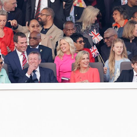 Peter Phillips nimmt beim Krönungskonzert mit Freundin Lindsay Wallace, Savannah und Isla in der Reihe hinter Herzogin Sophie und ihren Kindern James und Louise Platz