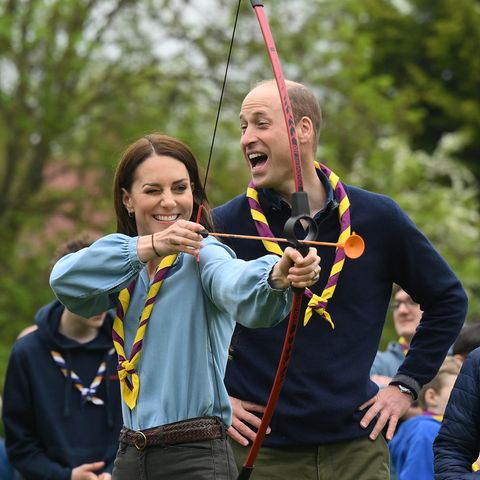 Anschließend zeigt Familie Wales ihr Können beim Bogenschießen. Allen voran Catherine, Princess of Wales. 