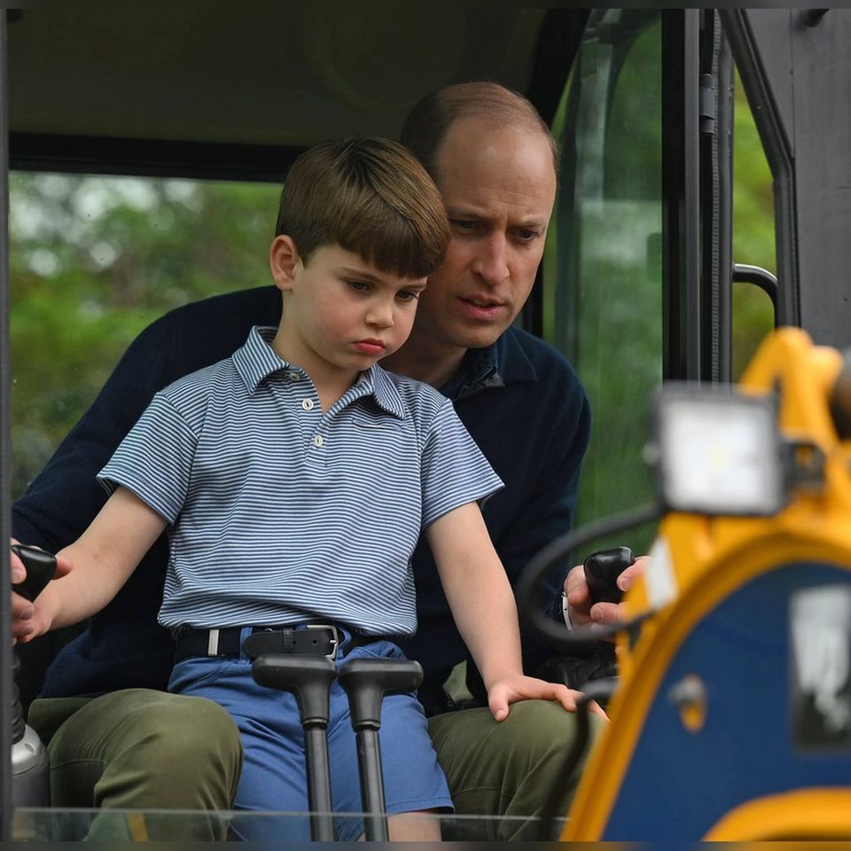 Prinz Louis wirkt beim Baggerfahren an der Seite seines Vaters Prinz William etwas skeptisch.
