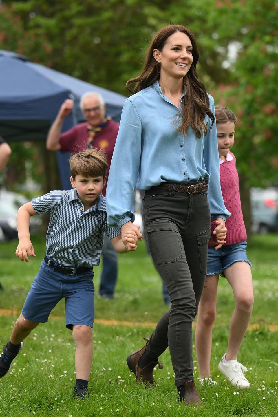 Für Catherine und ihre Familie geht der Terminmarathon weiter. Nach einem vollbepackten Krönungswochenende mit fünf offiziellen Auftritten in drei Tagen hat es sich die Princess of Wales gemäß dem Wunsch von König Charles beim "The Big Help Out" zur Aufgabe genommen eine Pfadfinderunterkunft bei ihren Arbeiten zu unterstützen – und zeigt das auch modisch. Denn während es in den Looks, die sie sonst trägt, bestehend aus Heels, Kleid oder Rock, eher schwierig ist, richtig anzupacken, verzichtet die dreifache Mutter bei dem Termin auf Glamour. Stattdessen zeigt sie sich in Berkshire in einem lässigen Jeanshemd von Really Wild, Cargohose und Boots. Für Catherine und ihre Familie geht der Terminmarathon weiter. Nach einem vollbepackten Krönungswochenende mit fünf offiziellen Auftritten in drei Tagen hat es sich die Princess of Wales gemäß dem Wunsch von König Charles beim "The Big Help Out" zur Aufgabe genommen eine Pfadfinderunterkunft bei ihren Arbeiten zu unterstützen – und zeigt das auch modisch. Denn während es in den Looks, die sie sonst trägt, bestehend aus Heels, Kleid oder Rock, eher schwierig ist, richtig anzupacken, verzichtet die dreifache Mutter bei dem Termin auf Glamour. Stattdessen zeigt sie sich in Berkshire in einem lässigen Jeanshemd von Really Wild, Cargohose und Boots.