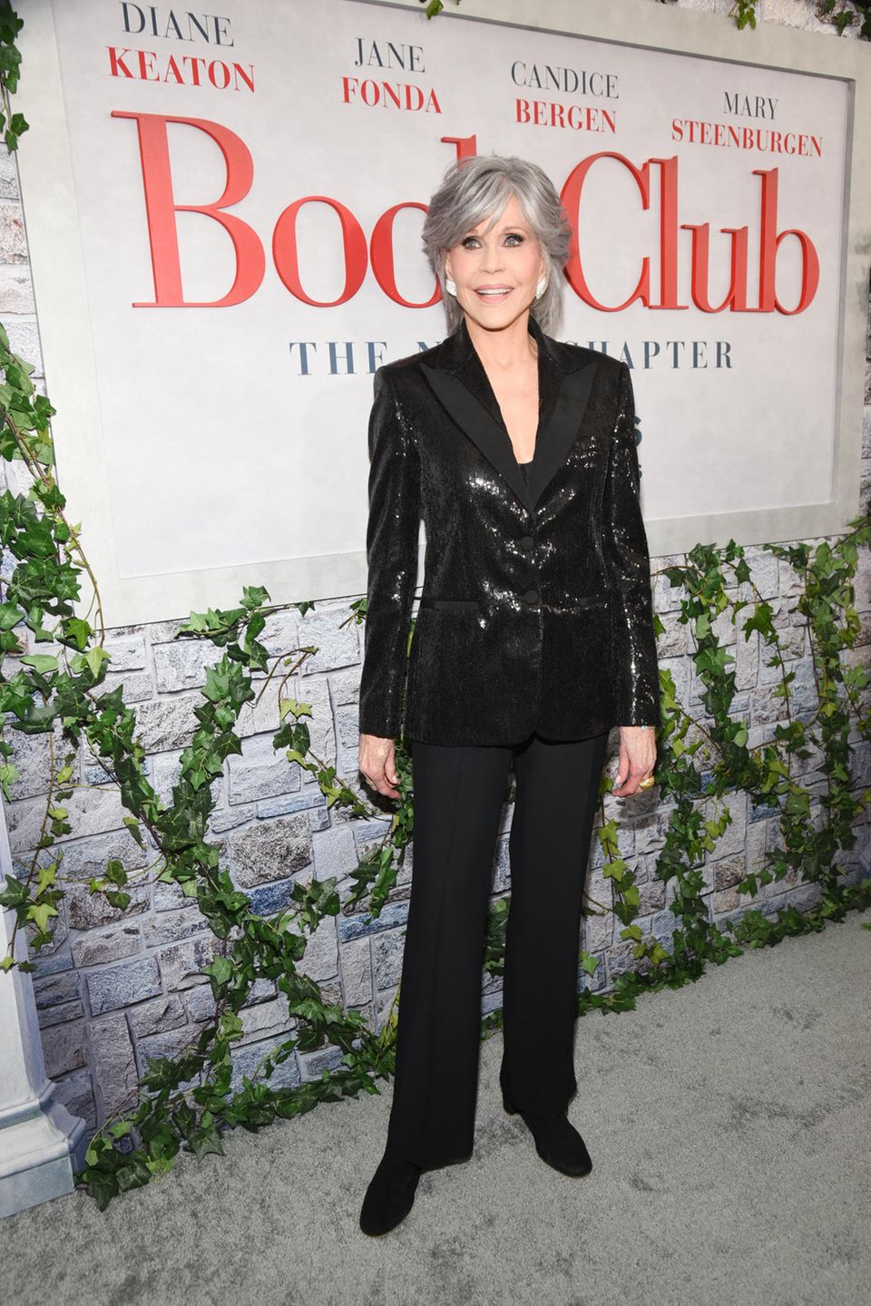 Für die Premiere von "Book Club: The Next Chapter" trägt Jane Fonda einen edlen Blazer mit Pailletten. Dazu kombiniert sie eine klassische schwarze Hose und schwarze Schuhe. Große, mit Strasssteinen besetzte Ohrringe runden den Look ab.