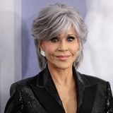 Nicht nur modisch landet Jane Fonda bei der Premiere von "Book Club: The Next Chapter" in Los Angeles einen Volltreffer. Auch in Sachen Make-up überzeugt die Schauspielerin auf ganzer Linie. Ihre dunklen kühlen Smokey Eyes mit dramatischen Fake-Lashes bilden deinen tollen Kontrast zu ihren silbrig grauen Haare und den funkelnden Glitzerohrringen.